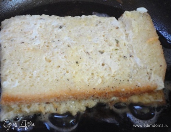 К сливкам с пряными травами добавьте соль, яйцо и хорошо перемешайте все венчиком. Куски хлеба обмакните в этой смеси и обжарьте на сливочном и растительном масле только с одной стороны. На обжаренную часть двух кусочков выложите по половине тертого сыра и накройте осавшимися двумя кусочками хлеба золотистой стороной. Верните гренки на сковороду и продолжайте обжаривать. Сыр за это время должен расплавиться.