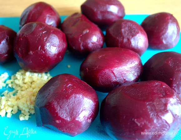 Свеклу можно отварить или купить готовую очищенную. Я сварила, вес со шкуркой — 1200 г. 