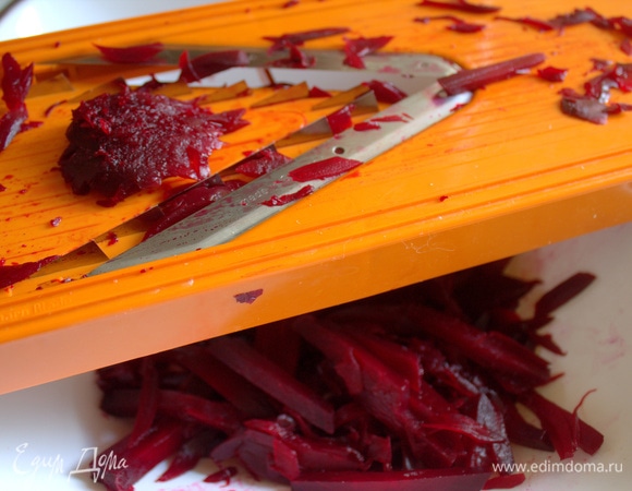 Сначала натрите овощ соломкой.