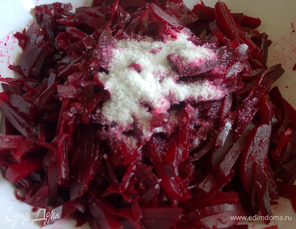 Затем посолите крупной солью и перемешайте. Если свекла сырая, оставьте ее на 40 минут и после этого слейте сок.