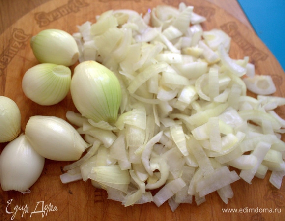 Лук нарежьте.