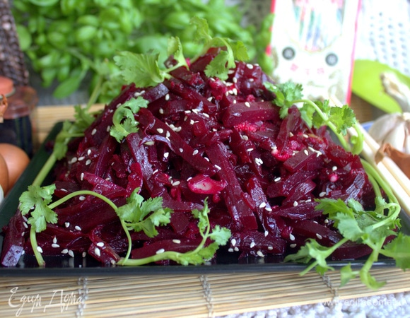 При подаче посыпьте салат кинзой и жареным кунжутом.