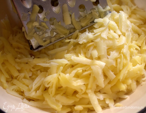 Картофель крупно натрите.