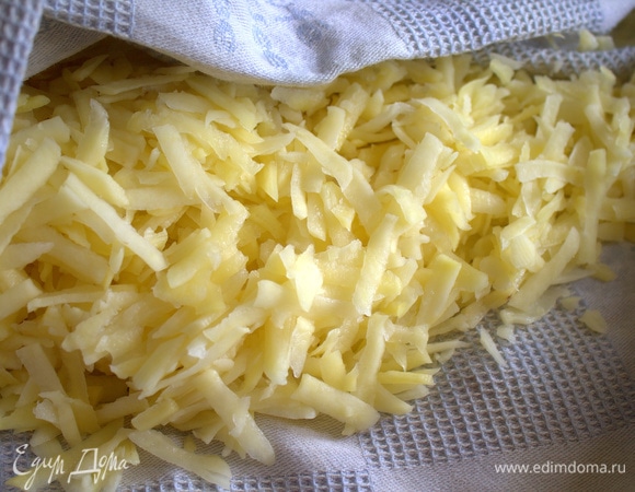 Затем отожмите руками, перенесите на полотенце и скрутите через него.