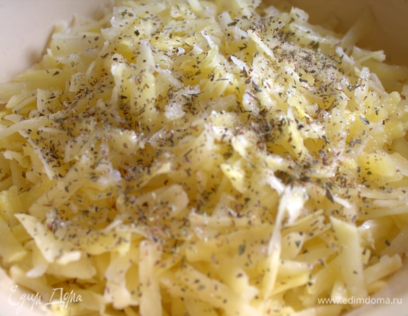 Посыпьте картофель тимьяном и перцем.