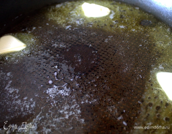 Разогрейте сковороду (24 см диаметром) с растительным и сливочным маслом.