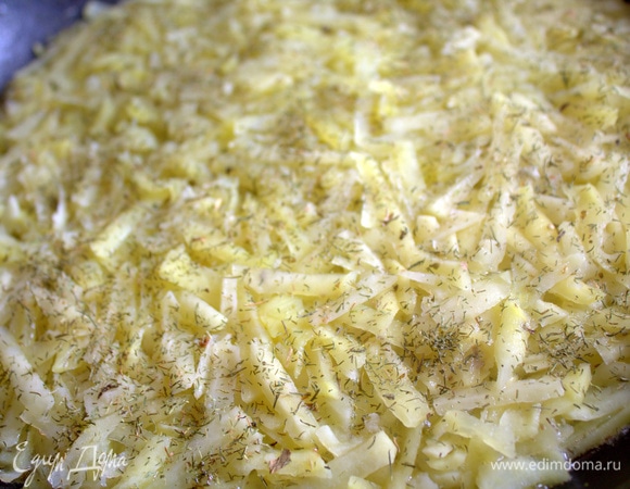 Перенесите картофель на сковороду.