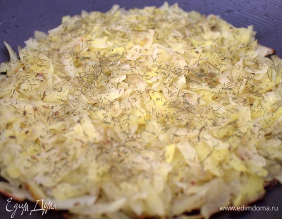 Прижмите лопаткой ровным слоем и посыпьте укропом. Жарьте минут 7–8 до появления корочки (не перемешивая).