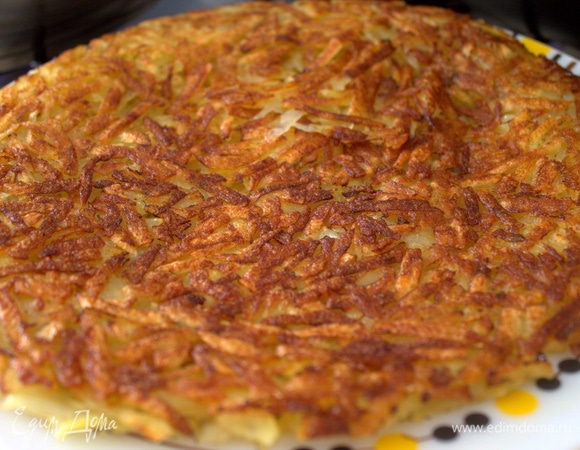 Приподнимите край, проверьте, появилась ли корочка. После чего накройте плоской тарелкой и резко переверните.