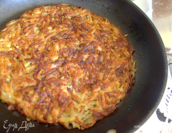 При помощи второй тарелки дайте блинчику соскользнуть обратно в сковороду.