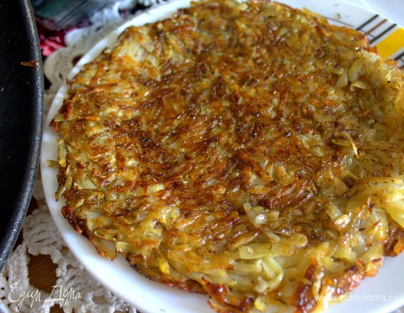 Обжарьте теперь снизу. Если получился толстый слой картофеля и серединка не пропеклась, можно допечь в духовке.