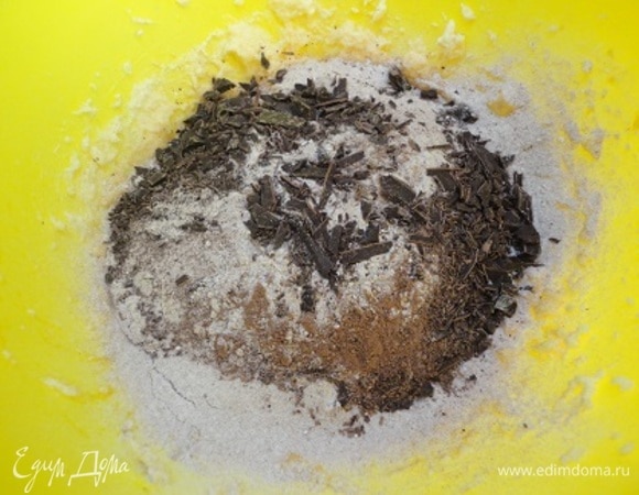 Затем, переключив скорость на нижнюю, добавьте сухие ингредиенты, вымешивая лишь до объединения. В конце добавьте нарубленный шоколад и быстро перемешайте кулинарной лопаткой. Заверните тесто в пищевую пленку и уберите в холодильник на 30 минут. Оно станет гуще, и его легче будет формовать.