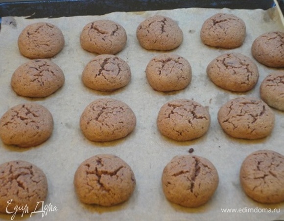 Сформируйте шарики по 28–30 г каждый. Если тесто пристает к рукам, смочите их водой. Выложите шарики на противень, застеленный бумагой для выпечки, слегка прижмите сверху пальцем и уберите в холодильник на 1 ч. Разогрейте духовку до 170–180°С (ориентируйтесь по своей духовке). Выпекайте 12–15 минут. Не думайте, что этого времени для приготовления печенья слишком мало. Если же вы передержите печенье в духовке, оно или подгорит, или станет слишком сухим. Дайте выпечке полностью остыть на противне. Печенье, которое кажется вам мягковатым, в процессе охлаждения затвердеет и проявит себя самым наилучшим образом.