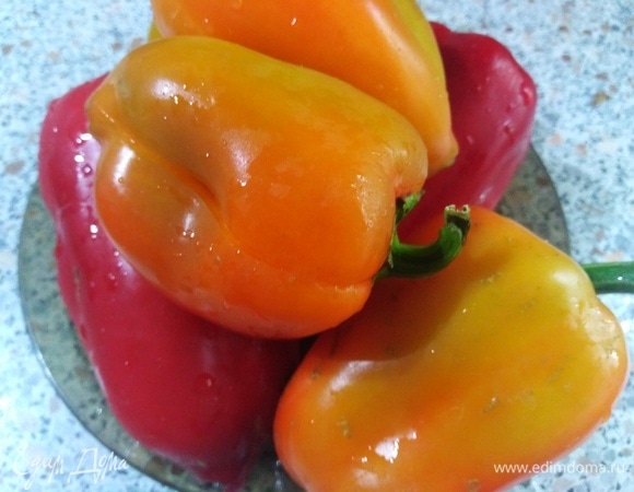 Перец помыть. Сделать ножом сбоку небольшие надрезы.