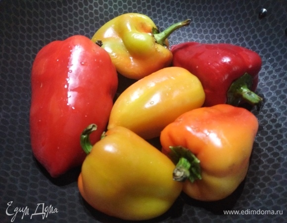 Выложить в сковороду с растительным маслом. Накрыть крышкой и на сильном огне обжарить с одной стороны в течение 5–7 минут.