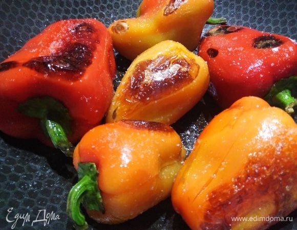 Перец перевернуть, посолить. Убавить огонь до тихого. Жарить под крышкой 30 минут.