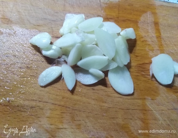 Чеснок нарезать пластинами.