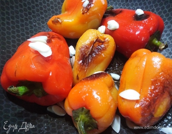 По готовности выключить огонь. К перцу всыпать чеснок, накрыть крышкой и оставить минут на 20 для пропитки.