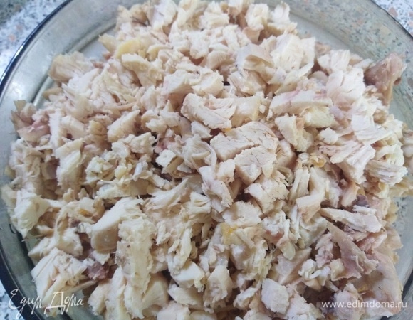 Отварное и охлажденное куриное филе нарезать мелкими кусочками.