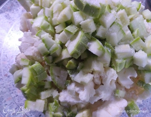 Нарезанный кабачок соединить с цветной капустой. Посолить, перемешать.