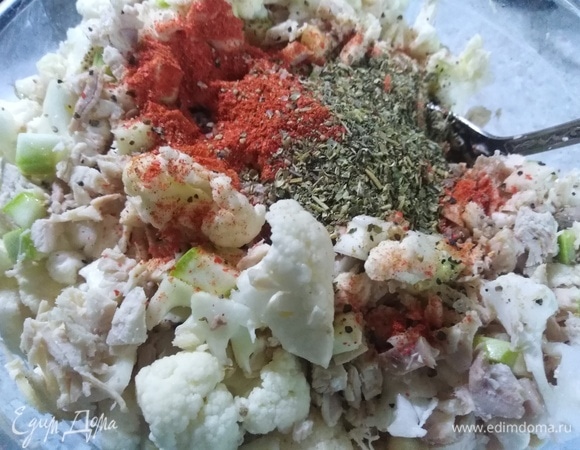 Овощи соединить с мясом. Добавить паприку, перец, итальянские травы.