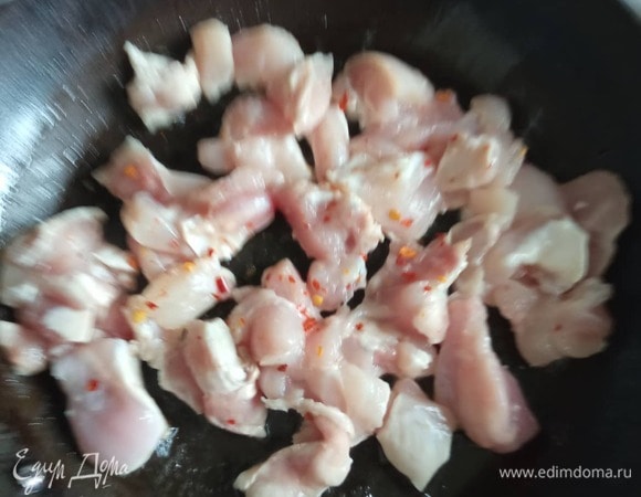 Курицу нарезать мелкими кусочками. У меня было филе бедра. Можно взять и грудку. Посолить, добавить немного перца чили. Обжаривать на растительном масле до румяной корочки минут 5. Переложить в другую посуду.