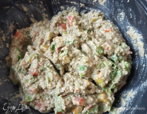 Готовим соус гуакамоле. Чистим авокадо. Режем на кубики, сбрызгиваем лимонным соком и разминаем вилкой. Если мнется плохо, можно пробить блендером, но оставьте чуть крупинчатую структуру. Добавляем оливковое масло. Если нет оливкового, возьмите какое есть. Пропускаем через пресс чеснок (или кидаем его в блендер с авокадо), мелко шинкуем чили. Болгарский перец режем на мелкие кубики. Половину помидора режем на четверти, удаляем мягкую часть с семенами. Их можно добавить в обжаренные овощи. Помидорные дольки без семян режем мелким кубиком. Добавляем к авокадо. Солим, добавляем зиру и мелко нашинкованную кинзу. Все перемешиваем. Соус готов.