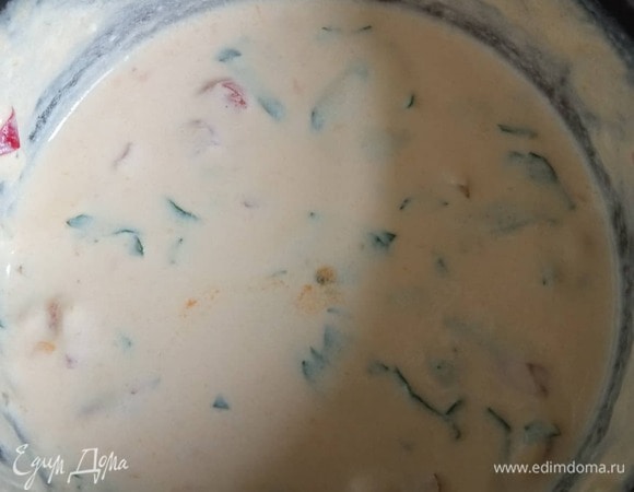 Для сырного соуса трем чеддер на крупной терке. В сотейнике разогреваем сливки, когда приближаются к кипению, добавляем сыр. Готовим на слабом огне до загустения и полного расплавления сыра. Если остаются комочки, можно тоже пробить блендером. Болгарский перец и помидор подготавливаем так же, как и для гуакомоле. Мелко шинкуем петрушку. Добавляем все в соус, солим по вкусу. Соус готов.