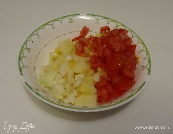 Отварной картофель, помидор и репчатый лук нарезать мелкими кубиками и положить их в глубокую емкость.