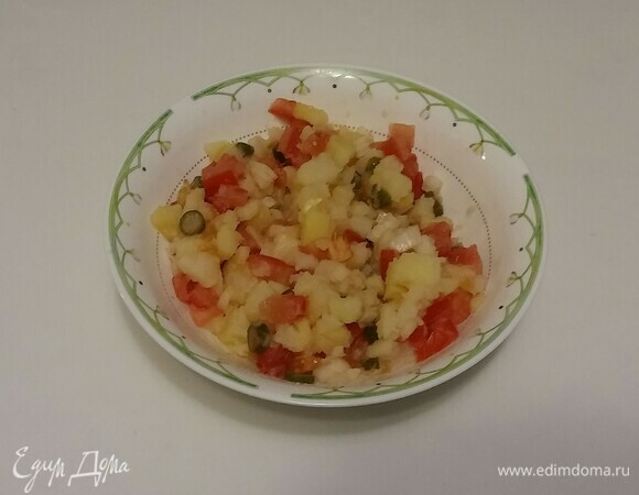 После этого добавить соль (чуть-чуть), оливковое масло. Все перемешать и поставить на 20 минут в холодильник. Салат готов. Приятного аппетита!