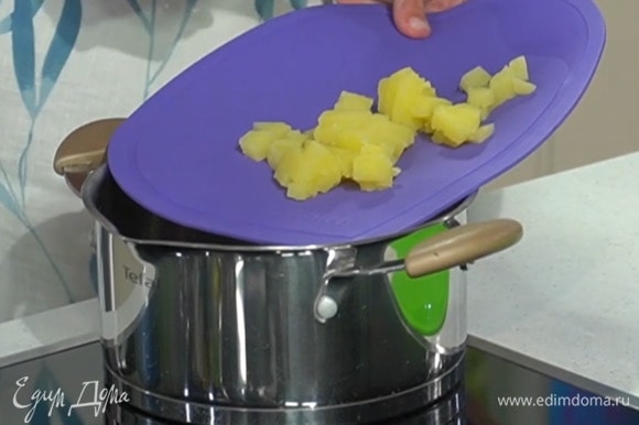 Картофель отварить в мундире, затем почистить и нарезать кубиками.