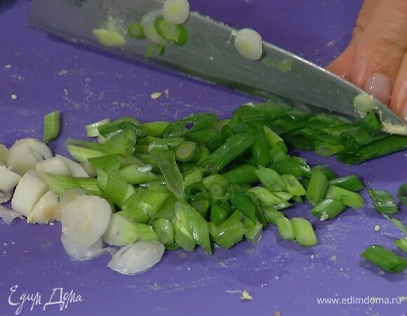 Зеленый лук тонко нарезать наискосок.