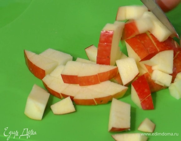 Яблоко, удалив сердцевину, нарезать кубиками.