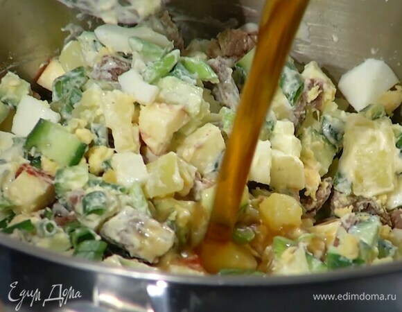 Все нарезанные ингредиенты поместить в кастрюлю, добавить заправку, посолить, перемешать и залить квасом.