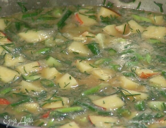 Укроп мелко порубить, добавить в окрошку и все перемешать.