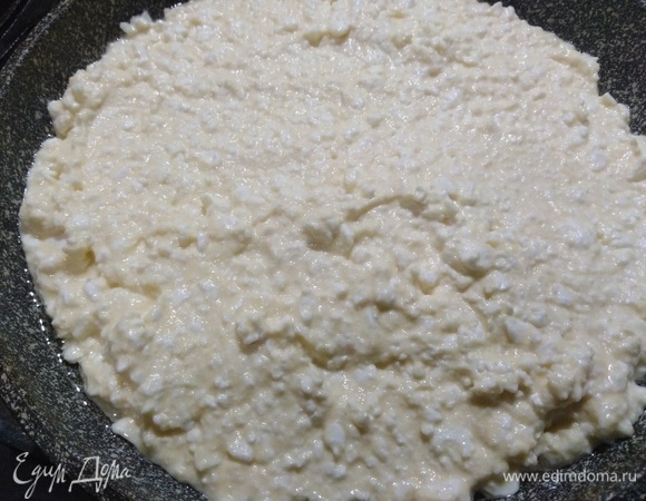 Выложите массу на смазанную маслом сковороду.