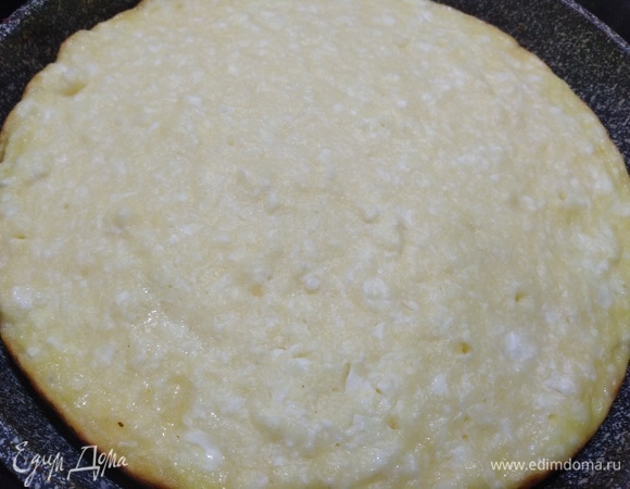 Жарьте под крышкой на малом огне 40 минут. Затем остудите запеканку. 