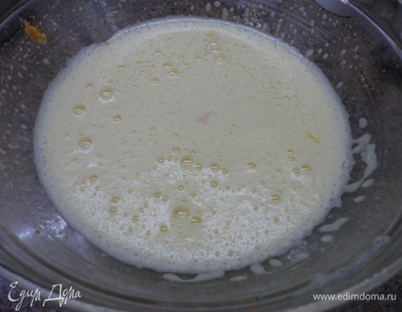 Сахар, яйца, соль и цедру лимона взбейте в пену, чтобы масса почти удвоилась в размере.