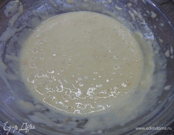 В два приема добавьте муку, смешанную с разрыхлителем. Вылейте тесто в разъемную форму (20 см) и выпекайте около 20 минут при температуре 170–180°C. 