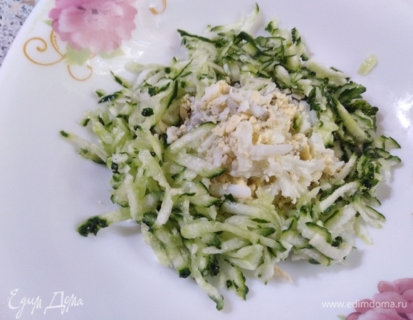 Яйцо и огурец натереть на крупной терке. Посолить.