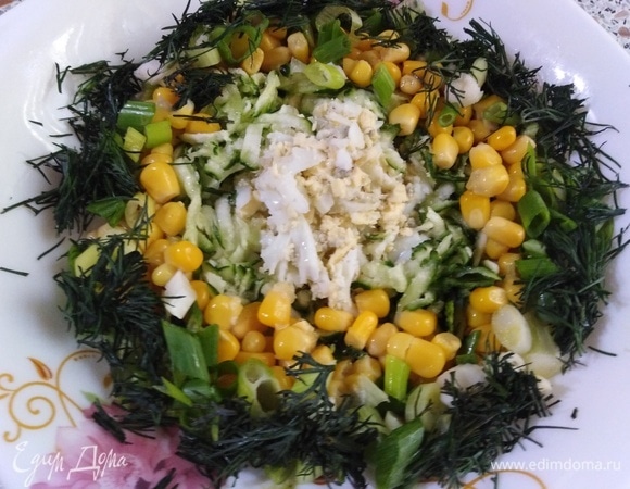 Добавить зеленый лук и укроп.