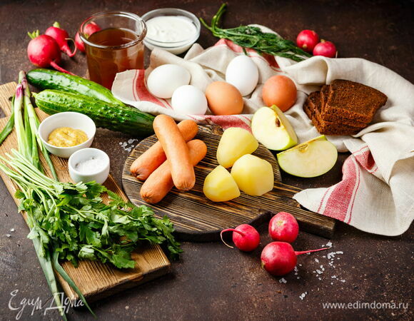 Подготовьте все ингредиенты для нарезки: отварите картофель и яйца, помойте зелень и овощи, которые идут в суп свежими, очистите сосиски от пленки. Вы также можете отварить сосиски или отправить их в окрошку в натуральном виде. <br />
 