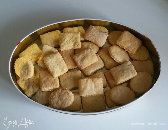 После выпекания снимите печенье с противня, остудите и храните в жестяной банке под крышкой. Приятного аппетита!