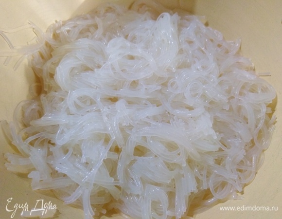 Фунчозу залить кипятком, накрыть, оставить на 5 минут. Промыть на сите под холодной водой.