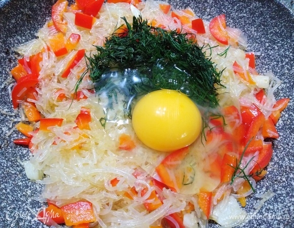 Вбить яйцо, добавить укроп.