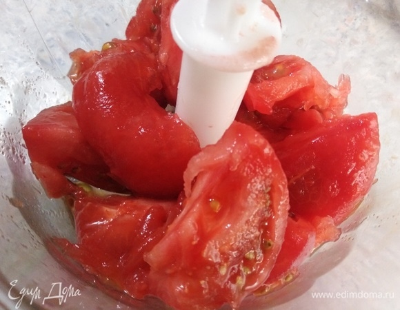 Помидоры очистить от кожицы, положить в блендер. Перемолоть.