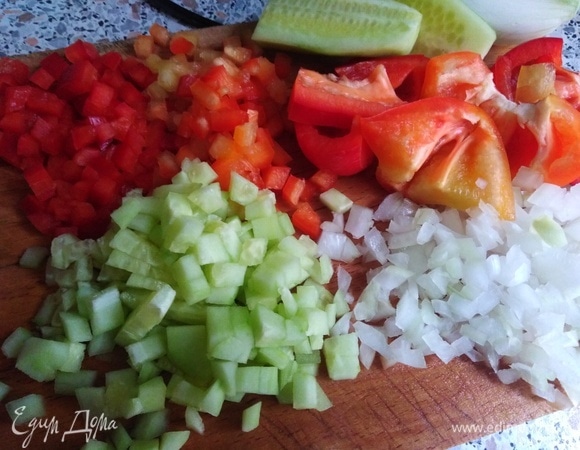 Огурец очистить. Половину мелко нарезать, так же мелко нарезать половину перца и репчатого лука.