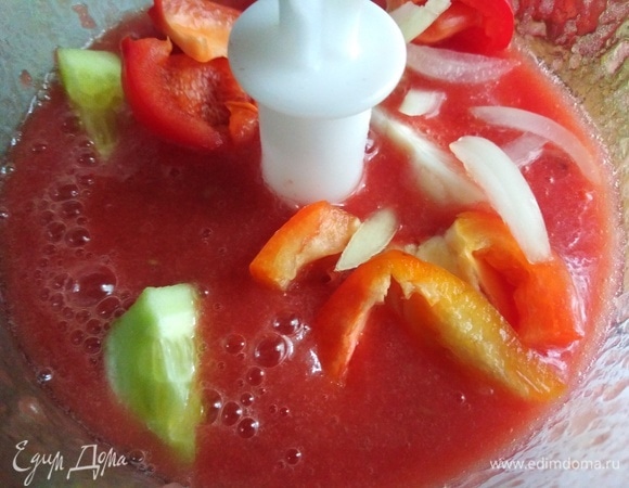 Цельные части овощей положить в блендер к томатам. Перебить.