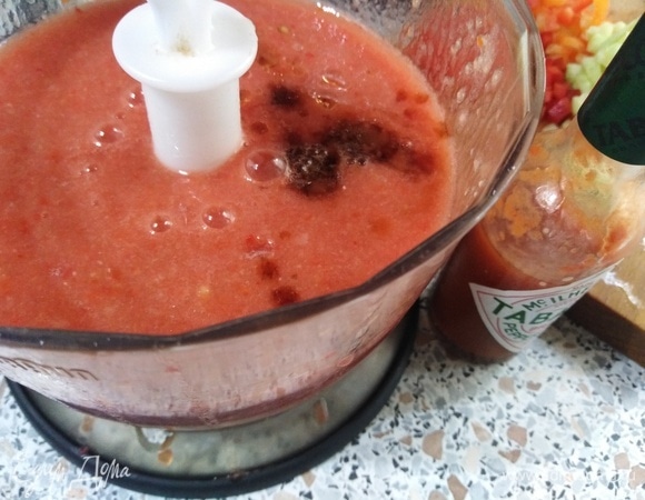 В овощную массу добавить уксус, соль, оливковое масло и соус табаско. Перемешать.