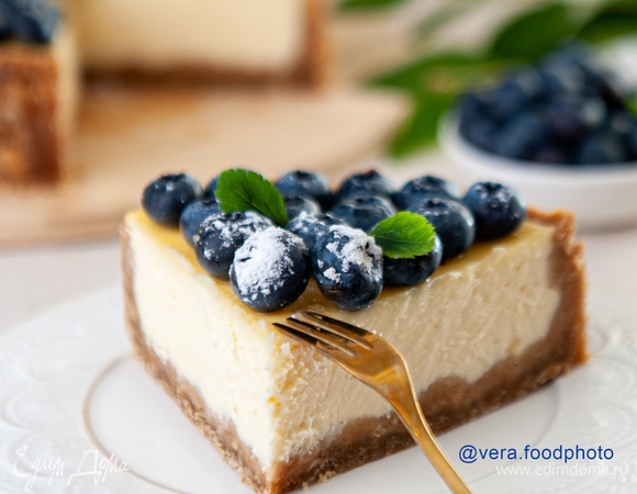 Печенье измельчить в крошку, добавить растопленное сливочное масло. Плотно выложить смесь в кольцо для выпечки (диаметр — 16 см), выпекать в духовке 10 минут при 180°C.